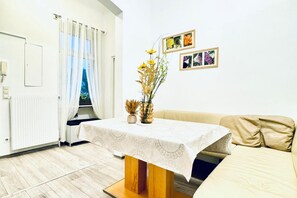 Interior - Cozy Room in a Shared Apt, 10Min to FAC Platz (Vienna)