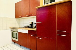 Kjøleskap, mikrobølgeovn, ovn og kokeplater