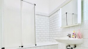 تجهيزات دش، مجففات شعر، مناشف،  صابون