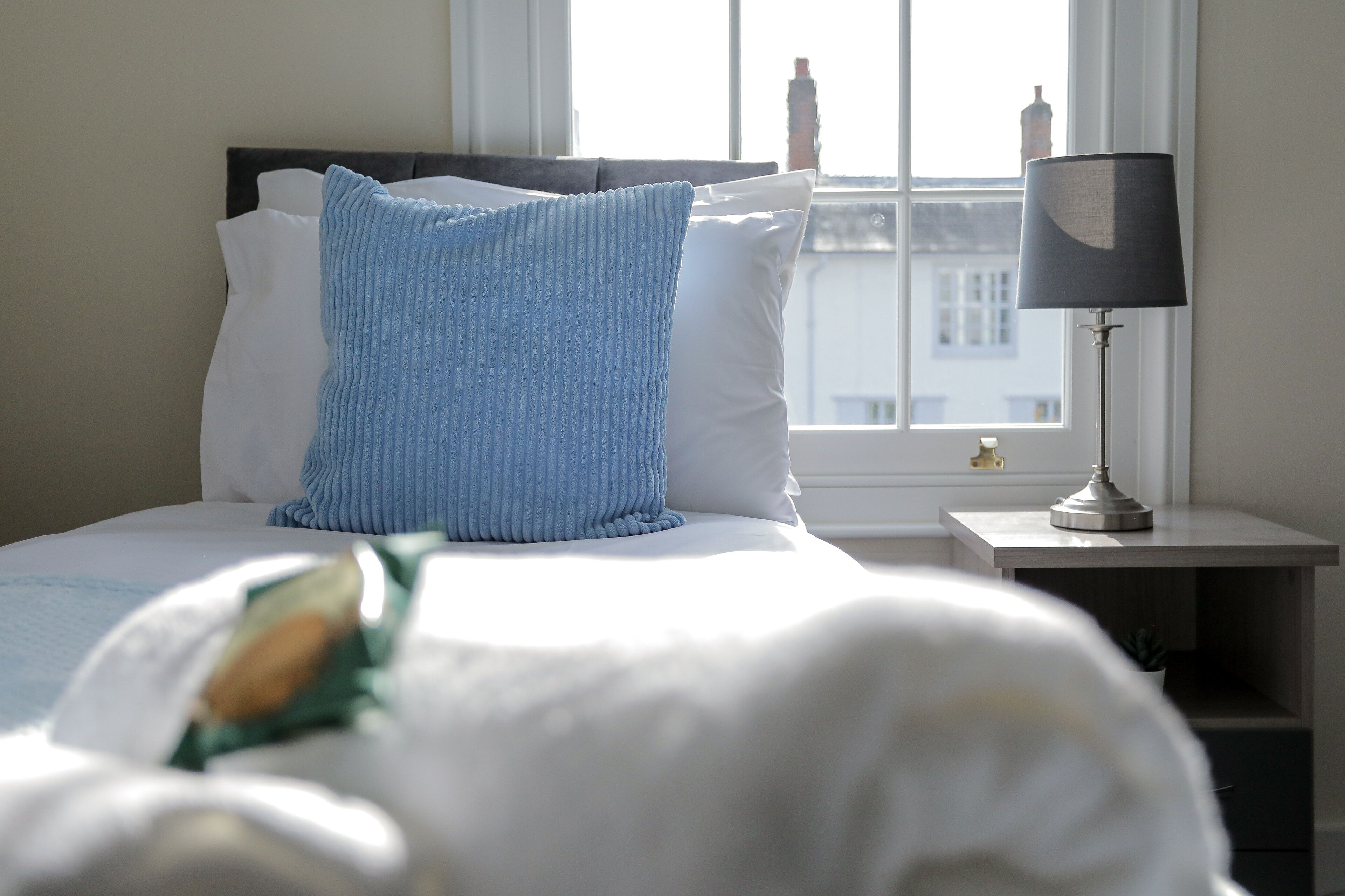 2 多间卧室、熨斗/熨衣板、上网接入、床单