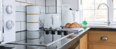 Kühlschrank, Mikrowelle, Ofen, Herdplatte