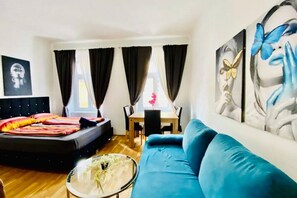 1 bedroom, bed sheets