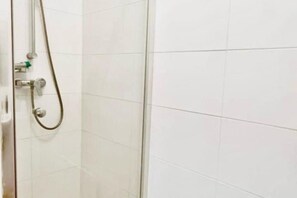 Shower, hair dryer, soap, shampoo - 1BR Apt for 5P, 10-Min Transport to Stadthalle (Vienna)