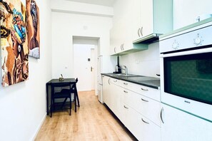 Refrigerador, horno, placa de cocina, cafetera/tetera