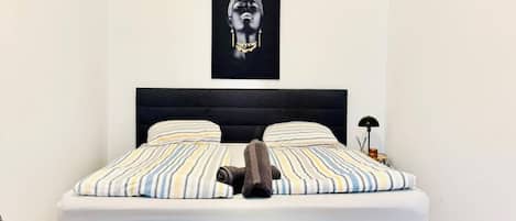 5 bedrooms, WiFi, bed sheets