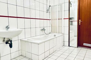 Asciugacapelli, asciugamani, sapone, shampoo