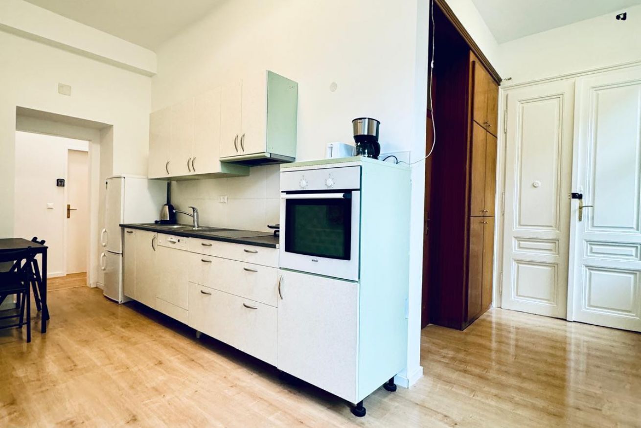 Fridge, oven, stovetop, coffee/tea maker