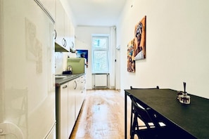 Fridge, oven, stovetop, coffee/tea maker