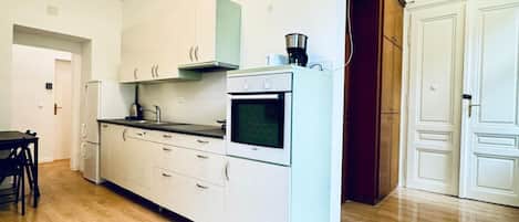 Fridge, oven, stovetop, coffee/tea maker