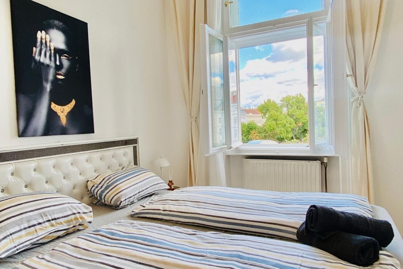 5 bedrooms, iron/ironing board, WiFi, bed sheets