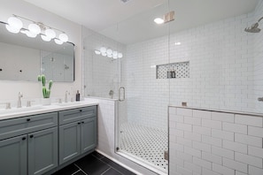 Douche, séchoir à cheveux, serviettes fournies, savon