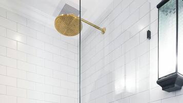 Villa | Bathroom | Soap, shampoo, toilet paper
