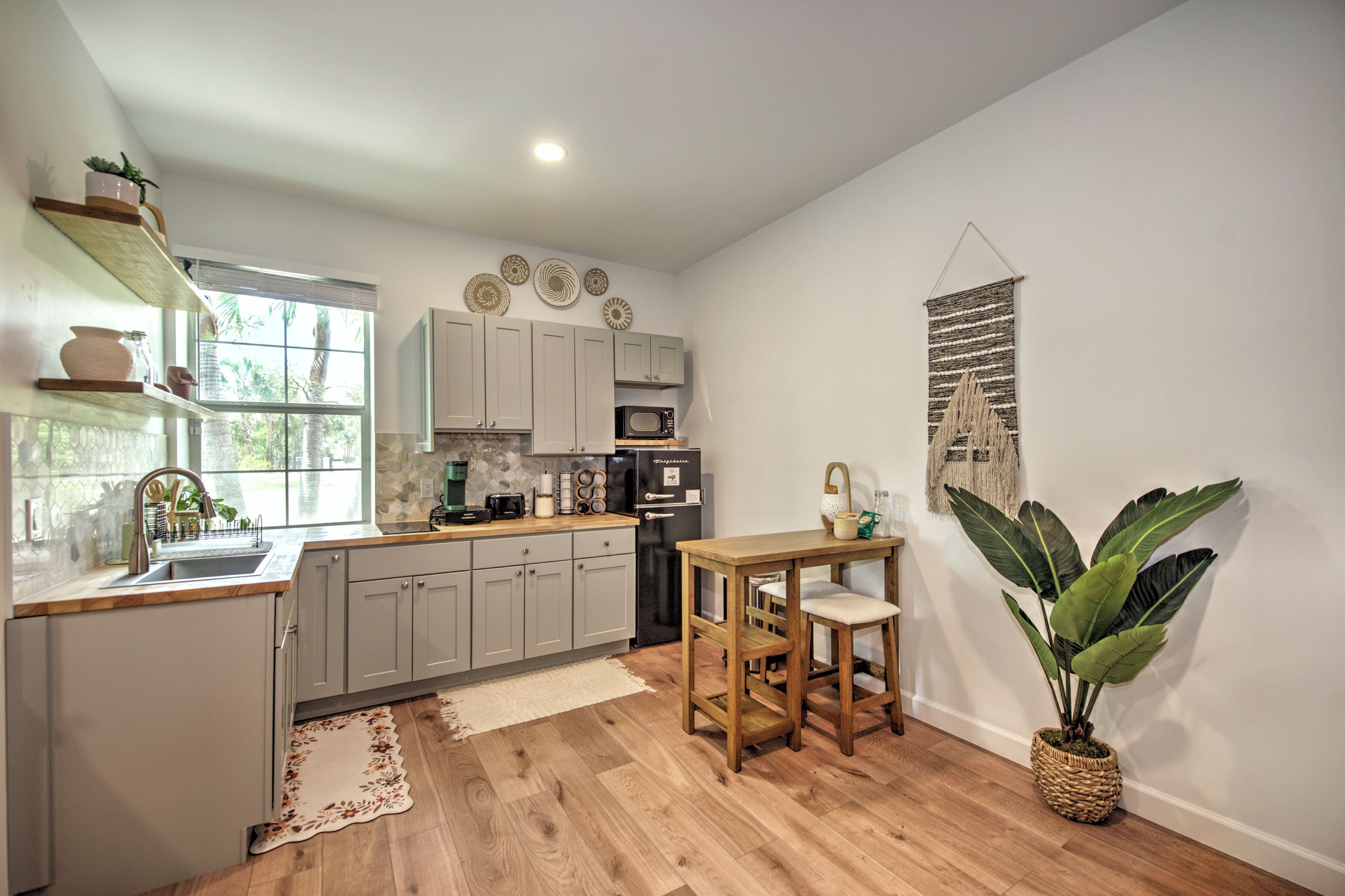 Réfrigérateur, micro-ondes, plaque de cuisson, cafetière/bouilloire