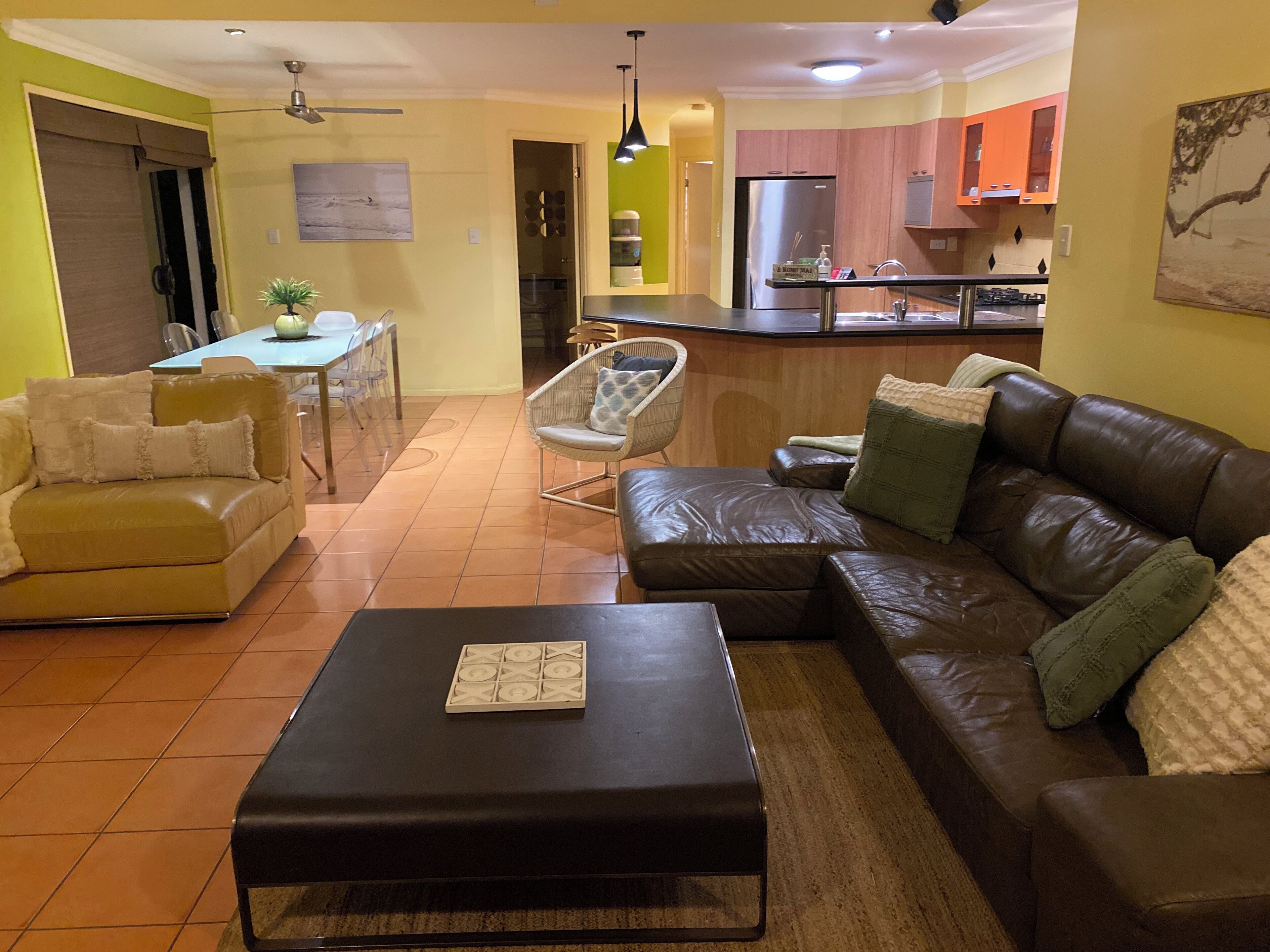 TV connectée, lecteur de DVD, livres