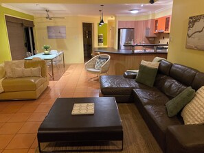 Smart-TV, DVD-spiller og bøker