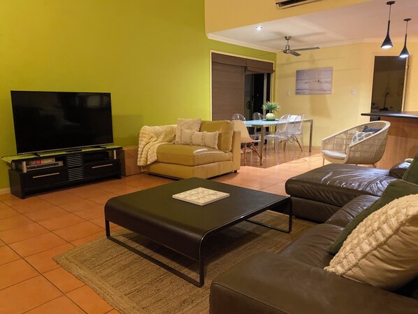 Ein Wohnzimmer mit Fernseher, Sofa und Couchtisch.