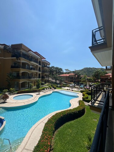 2-bedroom apartment in perfect Playa Herradura with AC, WiFi