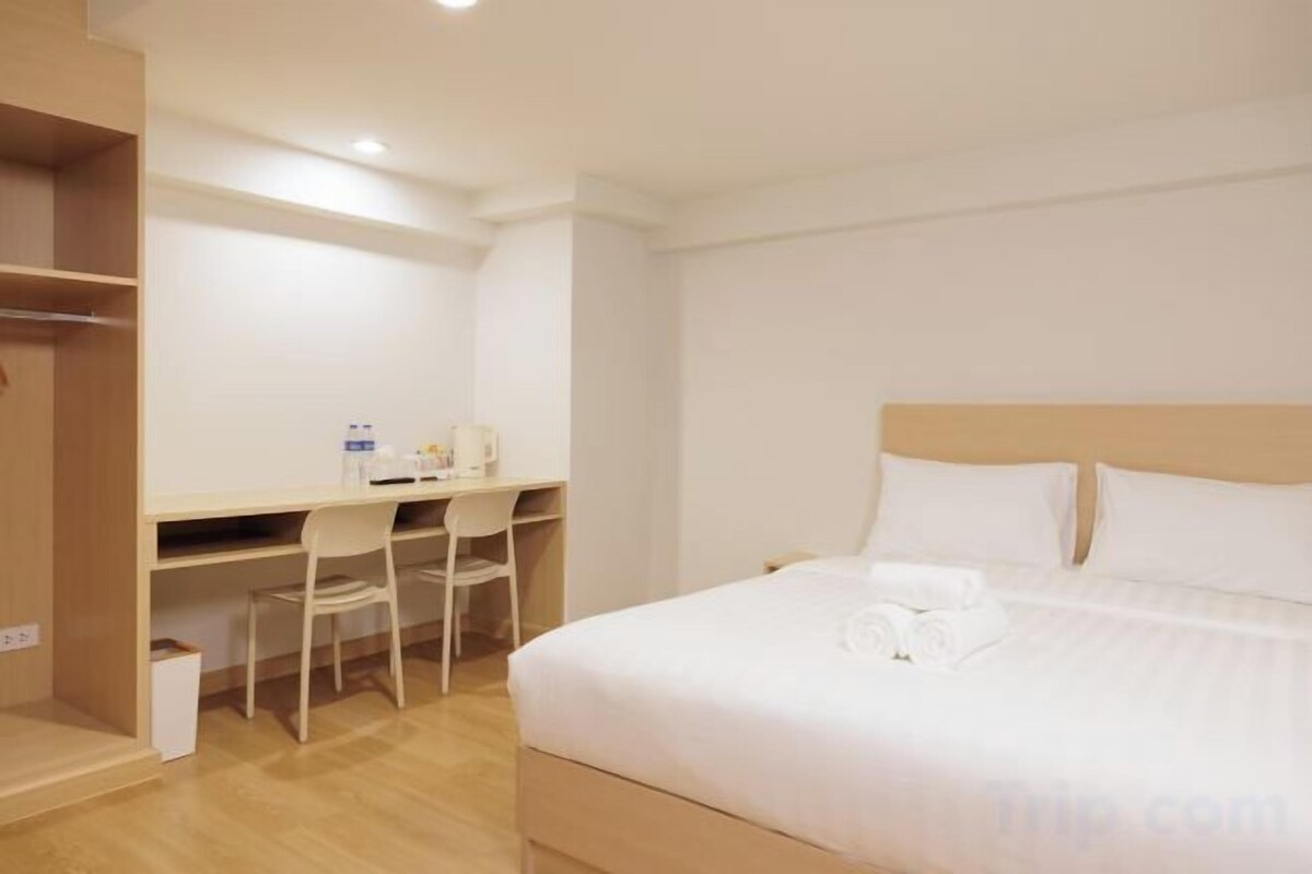 Minibar con artículos gratuitos, caja fuerte, escritorio