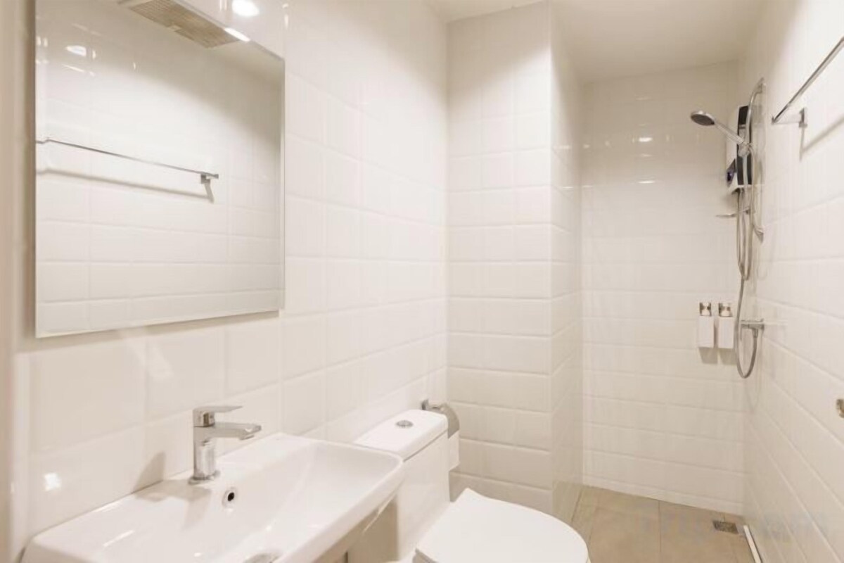Baño | Ducha, secador de pelo, toallas y jabón