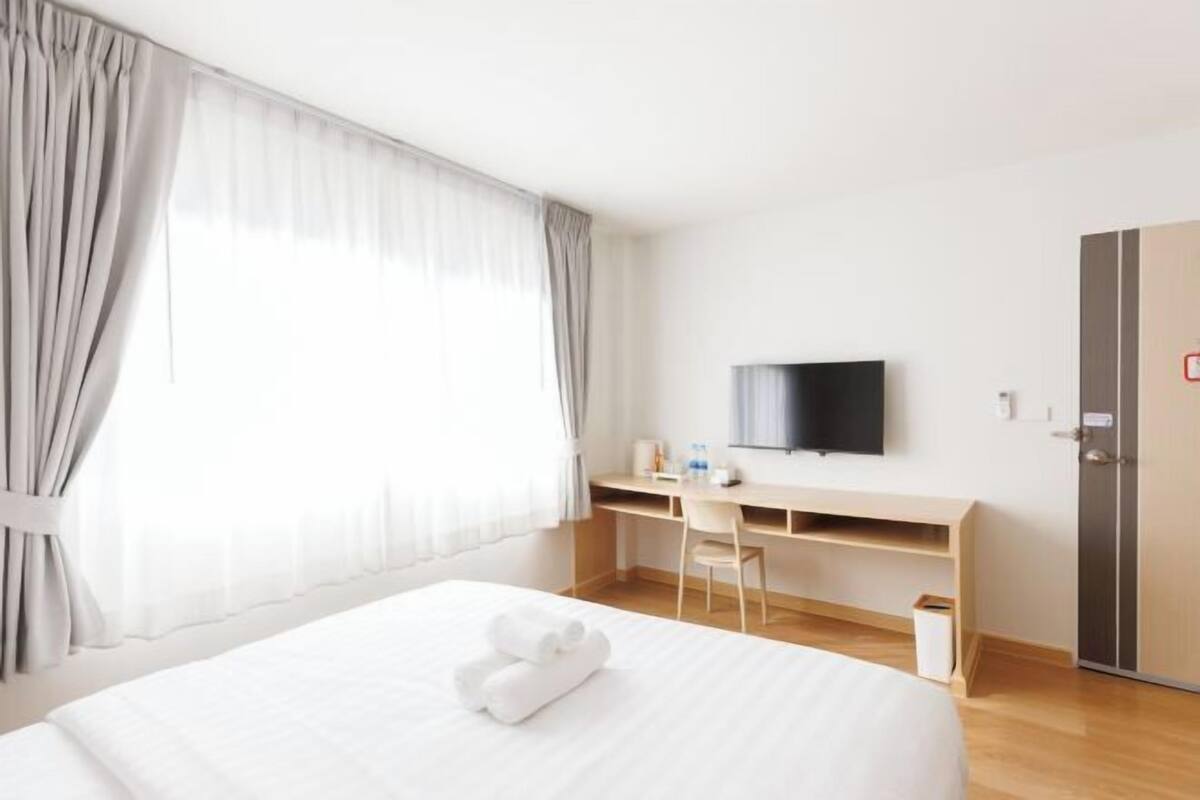 Free minibar, in-room safe, desk, laptop workspace