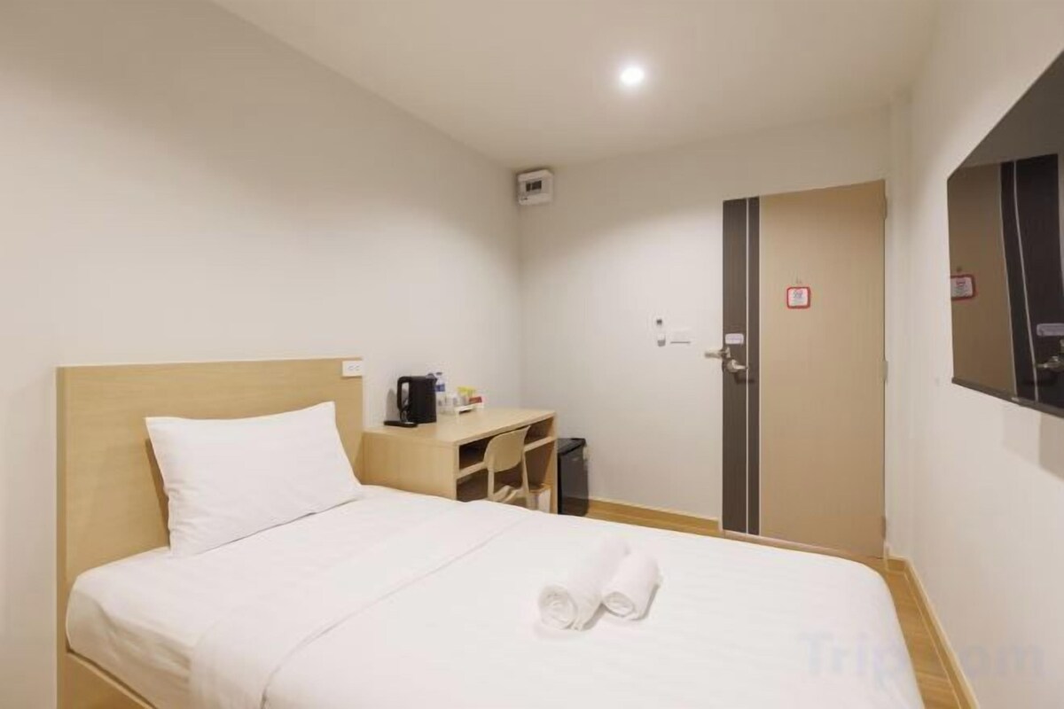Minibar con artículos gratuitos, caja fuerte, escritorio