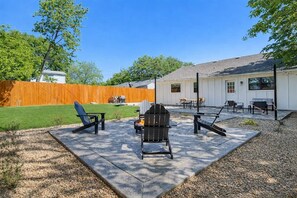 A backyard with a patio, outdoor furniture, and a grill. - Sleeps 12 | Pickleball + Mini Golf + Pool Table (Arlington)
