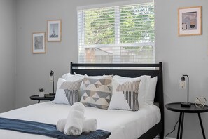 4 bedrooms, iron/ironing board, WiFi, bed sheets