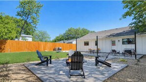 Outdoor dining - 1.4 Mi to AT&T | Mini Golf + Hoops | Sleeps 12 (Arlington)