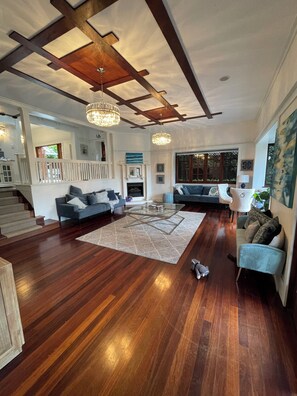 Interior - Large resort style living, peaceful retreat, close to CBD and water, city views (Northwood)