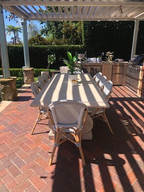 Outdoor dining - Large resort style living, peaceful retreat, close to CBD and water, city views (Northwood)
