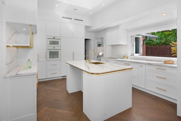 Private kitchen - Large resort style living, peaceful retreat, close to CBD and water, city views (Northwood)