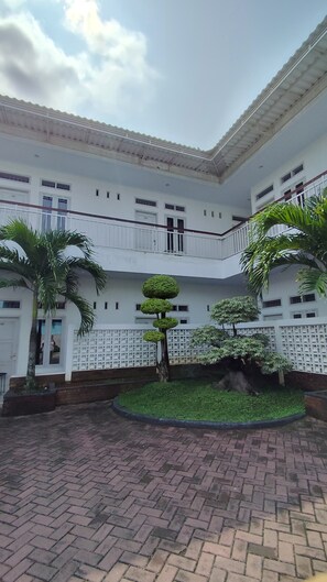 Vista frontal de la propiedad