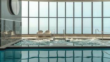 Een buitenzwembad en een verwarmd zwembad