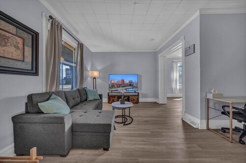 
Newly Renovated 3BR Duplex-1st FL | 5 min to Niagara Falls |Trails Nearby!