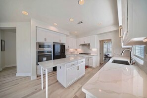Fridge, microwave, oven, stovetop - “Sleek and Spacious Getaway” with AC, WiFi, and more. (Tracy)