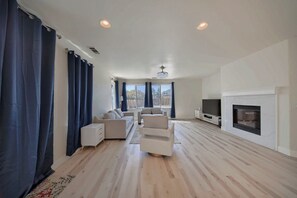 Smart TV, fireplace