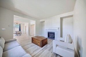 Smart TV, fireplace - “Sleek and Spacious Getaway” with AC, WiFi, and more. (Tracy)
