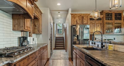 Mountain Top Retreat: Hot Tub, Sauna, Fire Pit, Seclusive 5 acres, Sunset Views