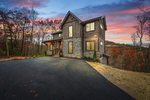 Exterior - Villa in Vogue/Stunning views/Heated pool/Hot tub! (Sevierville)