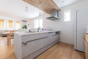 Refrigerador con freezer, microondas, placa de cocina