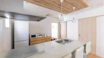 Frigorifero con congelatore, microonde, piano cottura