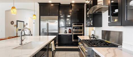 ثلاجة، ميكروويف، فرن، موقد طهي مسطح