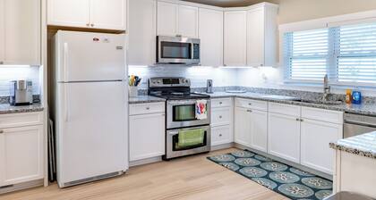 The Shabby Shell - Newly Remodeled 5-BR, with New Pool on Litchfield Beach!