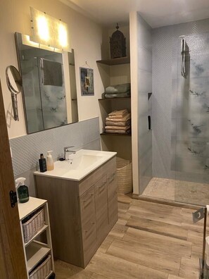 Shower, towels - House -Sleeps 6-Garden-Fireplace (Alicante)