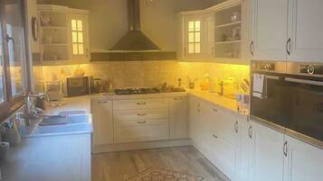 Een koelkast, een microgolfoven, een oven, een kookplaat