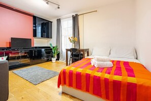 3 bedrooms, desk, iron/ironing board, travel crib