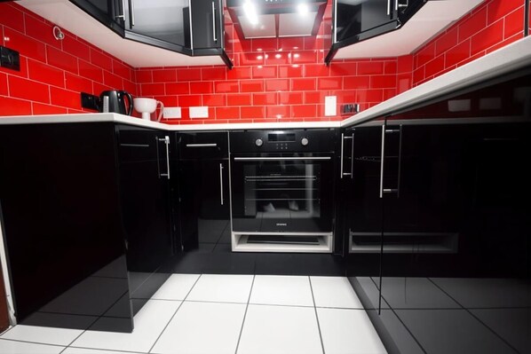 Frigorifero, microonde, forno, piano cottura