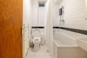 Sèche-cheveux, serviettes fournies, savon, papier toilette