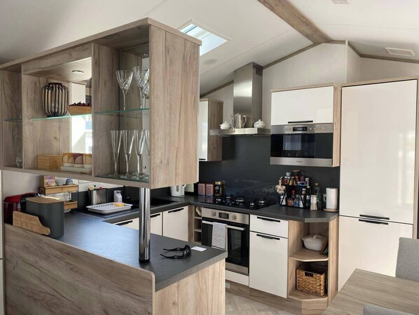 Fridge, microwave, oven, stovetop - Findhorn Lodge -  Peaceful - Pets - Sleeps 4 (Forres)