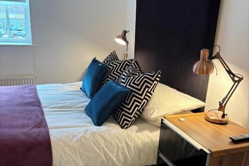 2 Bed-Sleeps 3-Parking-Town Centre